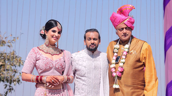 Trolled over a viral pic, Shashi Tharoor hits back, explains who a bhakt is Trolled over a viral pic, Shashi Tharoor hits back, explains who a bhakt is