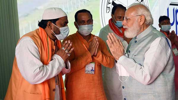 People greeting PM Modi during his visit to Sultanpur People greeting PM Modi during his visit to Sultanpur