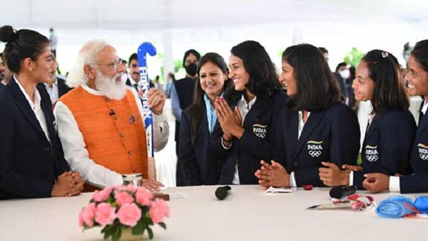 PM Modi with members of Women Hockey team PM Modi with members of Women Hockey team