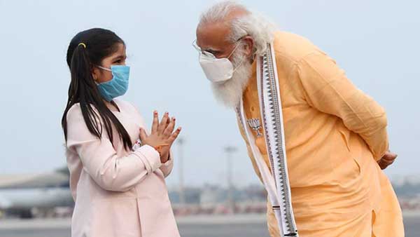 A young girl greets PM Modi A young girl greets PM Modi