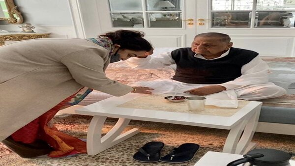 Aparna Yadav takes blessing of Mulayam Aparna Yadav takes blessing of Mulayam