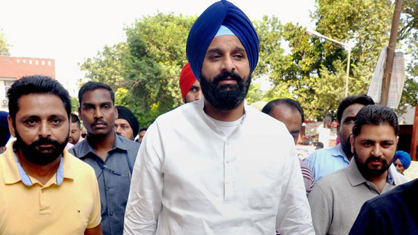 Drugs case: SC asks Punjab govt not to arrest SAD leader Bikram Majithia till Jan 31 Drugs case: SC asks Punjab govt not to arrest SAD leader Bikram Majithia till Jan 31