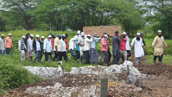 Faith vs safety in burials: COVID-19 remains in dead bodies for 9 days says Centre Faith vs safety in burials: COVID-19 remains in dead bodies for 9 days says Centre