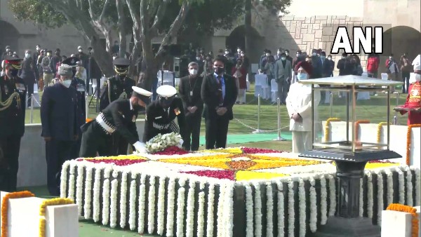 Prez Kovind, PM Modi pay floral tributes to Mahatma Gandhi at Rajghat Prez Kovind, PM Modi pay floral tributes to Mahatma Gandhi at Rajghat