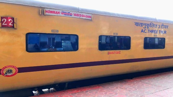 Howrah-bound train derails near Goas Dudhsagar Howrah-bound train derails near Goas Dudhsagar