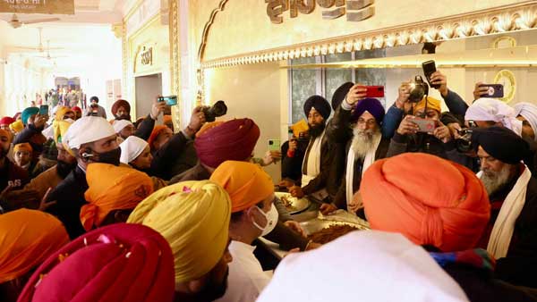 Punjab polls: Rahul Gandhi offers prayers at Golden Temple Punjab polls: Rahul Gandhi offers prayers at Golden Temple