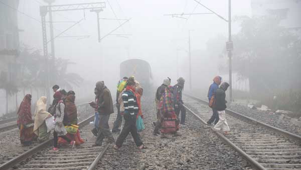 Weather update: Delhi shivers as Temperature dips further; AQI in very poor zone Weather update: Delhi shivers as Temperature dips further; AQI in very poor zone