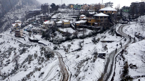 Kashmir weather update: Snowfall in J&K Kashmir weather update: Snowfall in J&K