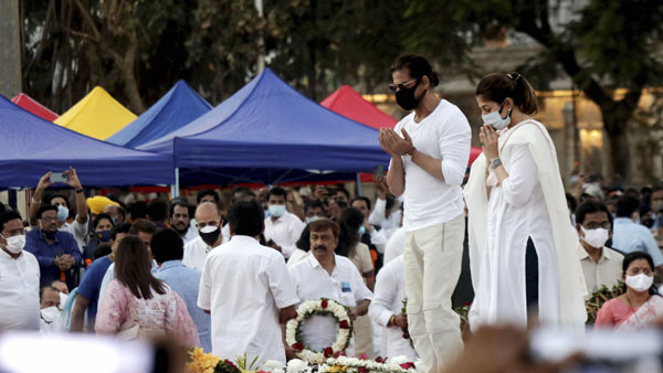 Fact check: Did Gauri Khan accompany SRL to Latha Mangeshkar’s funeral? Fact check: Did Gauri Khan accompany SRL to Latha Mangeshkar’s funeral?