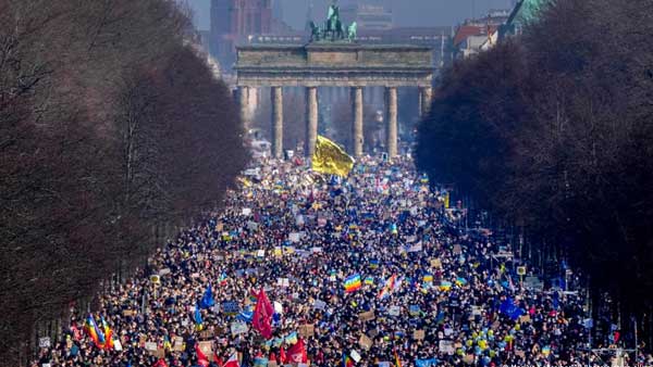 Anti-war rally in Berlin draws huge crowds Anti-war rally in Berlin draws huge crowds