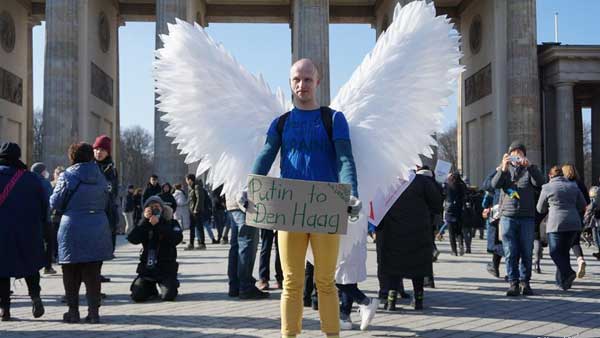 Anti-war rally in Berlin draws huge crowds Anti-war rally in Berlin draws huge crowds