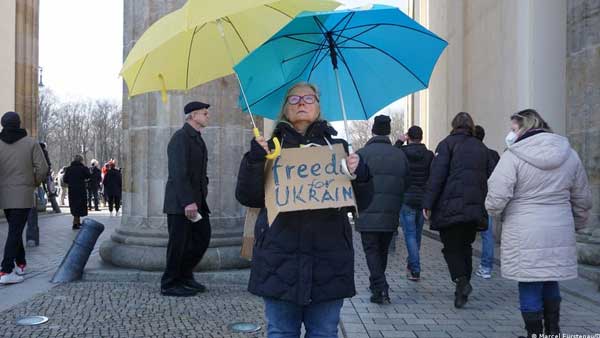 Anti-war rally in Berlin draws huge crowds Anti-war rally in Berlin draws huge crowds