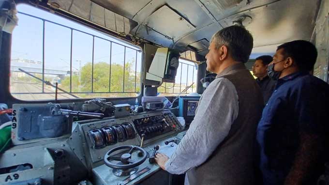 Anti collision test between two high speed trains with minister on board Anti collision test between two high speed trains with minister on board