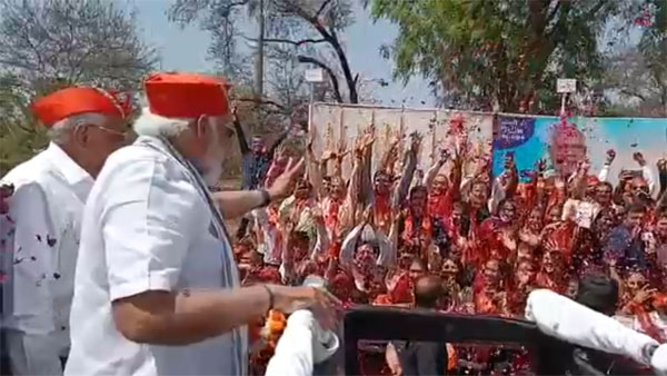 Watch: Prime Minister Narendra Modi gets rousing welcome in Gujarat Watch: Prime Minister Narendra Modi gets rousing welcome in Gujarat
