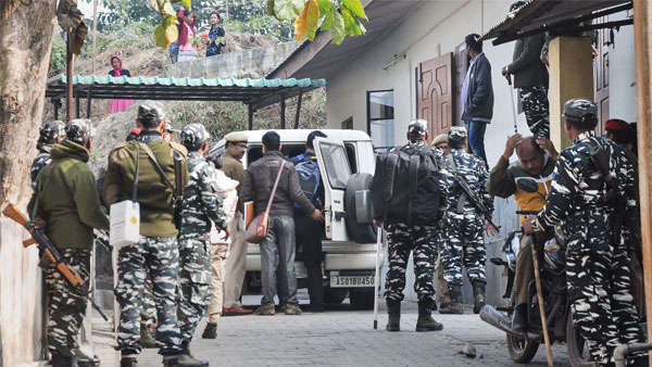 J&K cops net Lashkar operative, seize arms, ammunition J&K cops net Lashkar operative, seize arms, ammunition