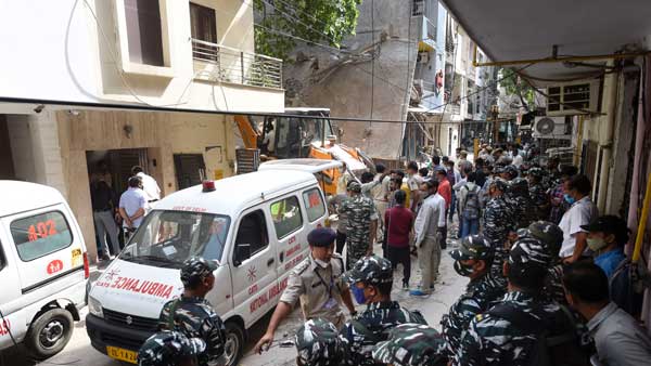 5 labourers feared trapped as under-construction building collapses in Delhis Satya Niketan 5 labourers feared trapped as under-construction building collapses in Delhis Satya Niketan