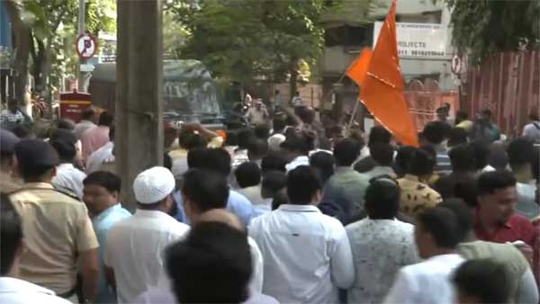 Hanuman Chalisa row: Shiv Sena workers protest outside Rana couple residence Hanuman Chalisa row: Shiv Sena workers protest outside Rana couple residence