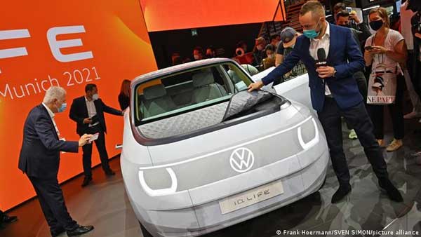 Batteries versus e-fuels: Which is better? Batteries versus e-fuels: Which is better?
