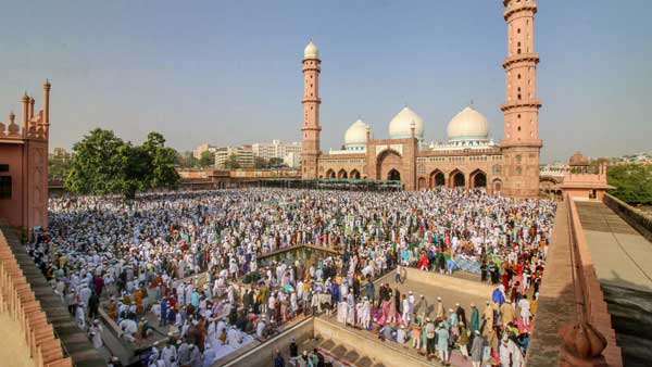 Eid Mubarak 2022: After 2 years scores of Muslim devotees throng mosques to offer Eid Namaz Eid Mubarak 2022: After 2 years scores of Muslim devotees throng mosques to offer Eid Namaz