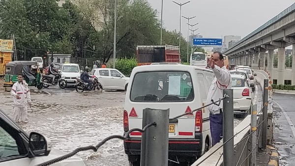 Gurugram rains: Traffic snarls return; traffic cops urge people to work from home Gurugram rains: Traffic snarls return; traffic cops urge people to work from home