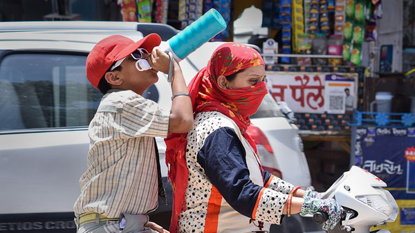 Sizzling hot temperatures: Delhi sees record 49 degrees Celsius Sizzling hot temperatures: Delhi sees record 49 degrees Celsius