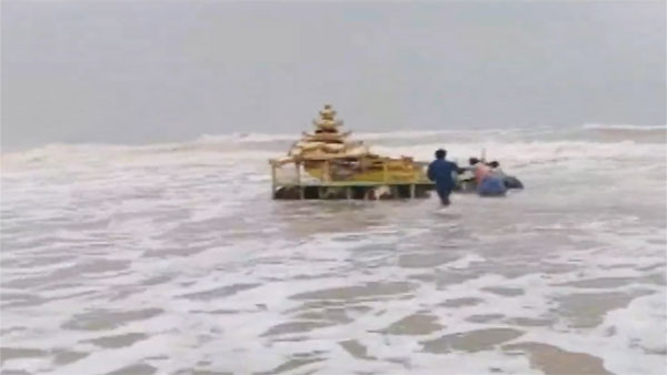 Watch: Gold-coloured chariot washes ashore in Andhras Srikakulam amid Cyclone Asani Watch: Gold-coloured chariot washes ashore in Andhras Srikakulam amid Cyclone Asani