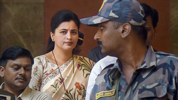 Will approach PM against ill-treatment says Navneet Rana Will approach PM against ill-treatment says Navneet Rana