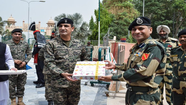 BSF exchanges sweets with Pak BSF exchanges sweets with Pak