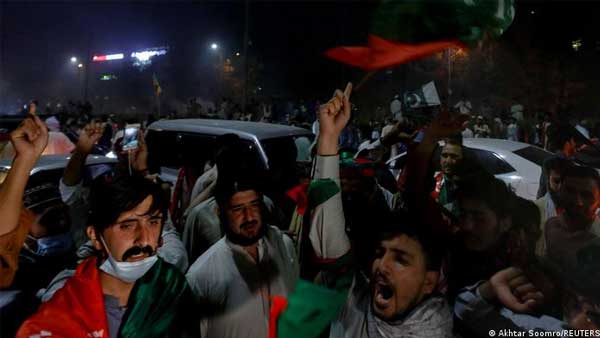 Pakistan deploys army amid pro-Khan march Pakistan deploys army amid pro-Khan march