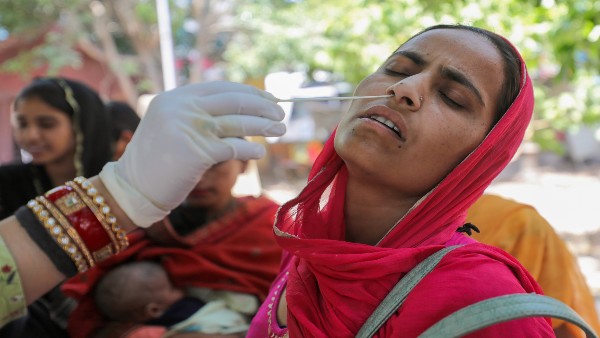 India sees slight dip in daily Covid-19 cases, reports 3,324 infections; active caseload go up India sees slight dip in daily Covid-19 cases, reports 3,324 infections; active caseload go up