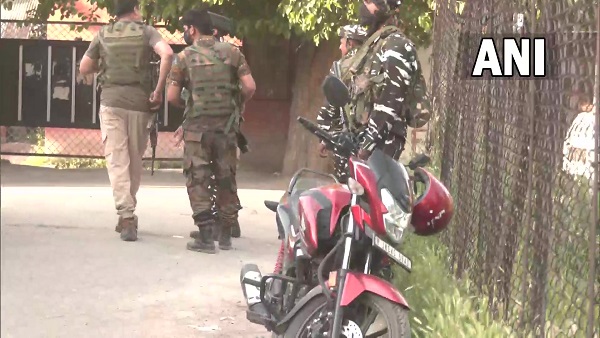 Kashmiri Pandit employee shot dead by terrorists in Tehsil office in J-K Kashmiri Pandit employee shot dead by terrorists in Tehsil office in J-K