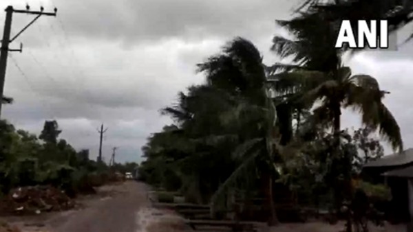 Cyclone Asani expected to re-curve later tonight; strong winds, rain lash parts of Andhra Pradesh Cyclone Asani expected to re-curve later tonight; strong winds, rain lash parts of Andhra Pradesh