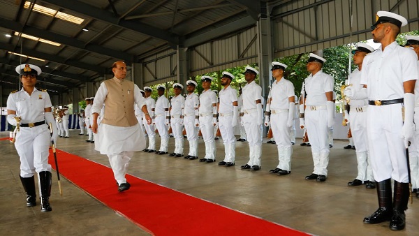 Defence Minister Rajnath Singh with the Defence personnel of the Karnataka Naval Area. Defence Minister Rajnath Singh with the Defence personnel of the Karnataka Naval Area.