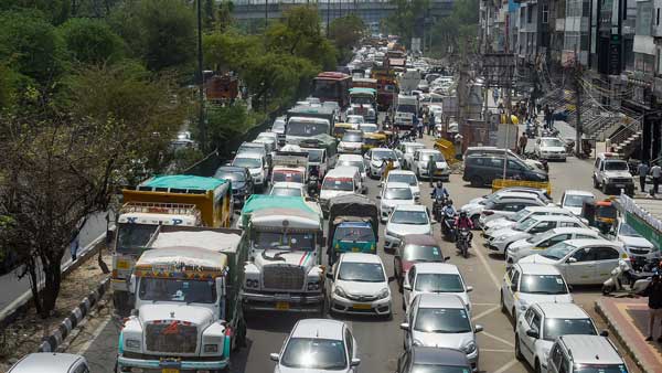 Traffic snarls at Delhis Shaheen Bagh due to protest against anti-encroachment drive Traffic snarls at Delhis Shaheen Bagh due to protest against anti-encroachment drive