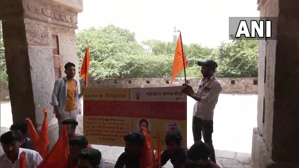 Hanuman Chalisa outside Qutub Minar Hanuman Chalisa outside Qutub Minar