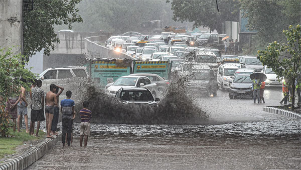 Continuous rainfall in Delhi-NCR causes traffic snarls Continuous rainfall in Delhi-NCR causes traffic snarls