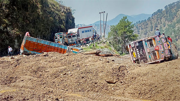 Trucks stranded as the Srinagar-Jammu National Highway was blocked after landslide due to rains Trucks stranded as the Srinagar-Jammu National Highway was blocked after landslide due to rains