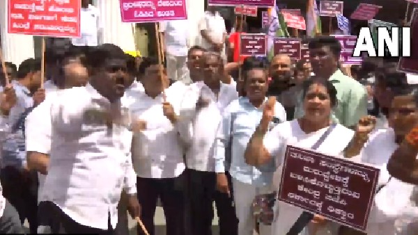 Karnataka Congress workers raise slogans and protest over the questioning of Rahul Gandhi by ED in the National Herald case. Karnataka Congress workers raise slogans and protest over the questioning of Rahul Gandhi by ED in the National Herald case.