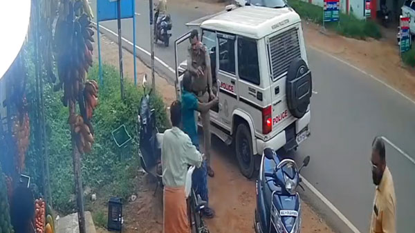 Viral: Video of Kerala Sub-Inspector tackling machete attack captured on camera Viral: Video of Kerala Sub-Inspector tackling machete attack captured on camera
