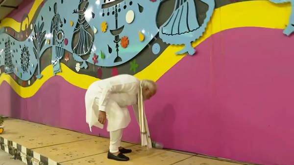 PM Modi picks up litter at the newly launched ITPO tunnel; video goes viral PM Modi picks up litter at the newly launched ITPO tunnel; video goes viral