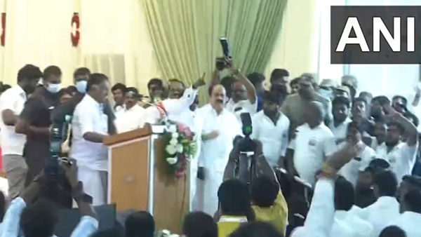 Bottles hurled at AIADMK coordinator and former Deputy CM O Panneerselvam at the partys General Council Meeting Bottles hurled at AIADMK coordinator and former Deputy CM O Panneerselvam at the partys General Council Meeting