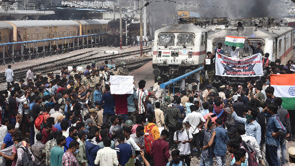 Agnipath: Protestors block railway tracks in Bengal, services hit Agnipath: Protestors block railway tracks in Bengal, services hit