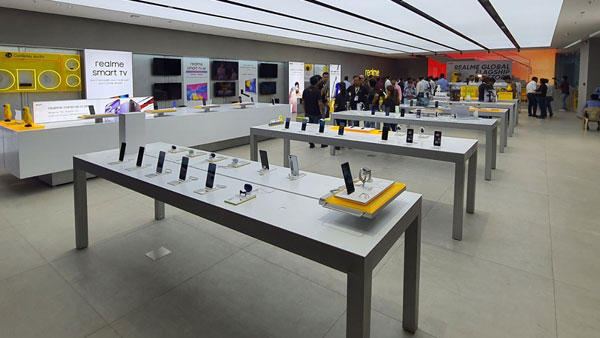 Sread over 13000 sqft, the state of the artflagship store, brings the latest innovations in smartphones and AlOT products to users Sread over 13000 sqft, the state of the artflagship store, brings the latest innovations in smartphones and AlOT products to users