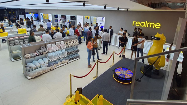 Sread over 13000 sqft, the state of the artflagship store, brings the latest innovations in smartphones and AlOT products to users Sread over 13000 sqft, the state of the artflagship store, brings the latest innovations in smartphones and AlOT products to users