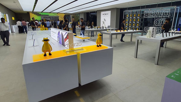 Sread over 13000 sqft, the state of the artflagship store, brings the latest innovations in smartphones and AlOT products to users Sread over 13000 sqft, the state of the artflagship store, brings the latest innovations in smartphones and AlOT products to users