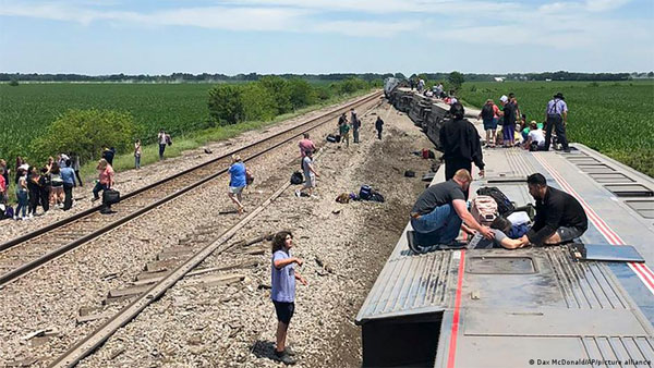 US: Train derails in Missouri, killing 3 US: Train derails in Missouri, killing 3