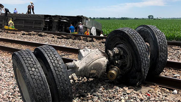 US: Train derails in Missouri, killing 3 US: Train derails in Missouri, killing 3