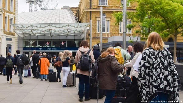 UK rail workers stage biggest strike in 30 years UK rail workers stage biggest strike in 30 years