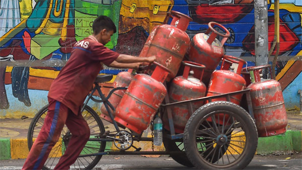 IOC delivers cooking gas via boats in flood-hit Assam IOC delivers cooking gas via boats in flood-hit Assam