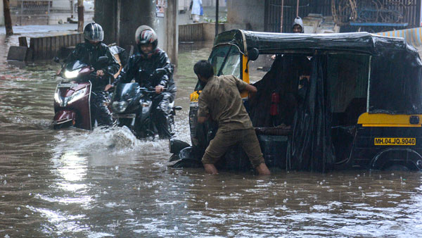 Mumbai wakes up to severe waterlogging, more rains in store Mumbai wakes up to severe waterlogging, more rains in store